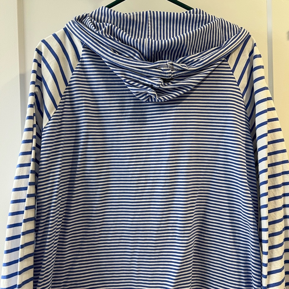 Beautifully blue and whiter striped hoodie with zipper
